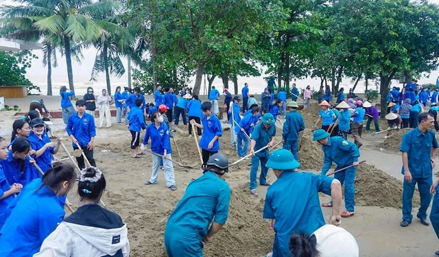 Thanh niên tình nguyện - điểm tựa của người dân trong những ngày khó khăn sau bão, lũ