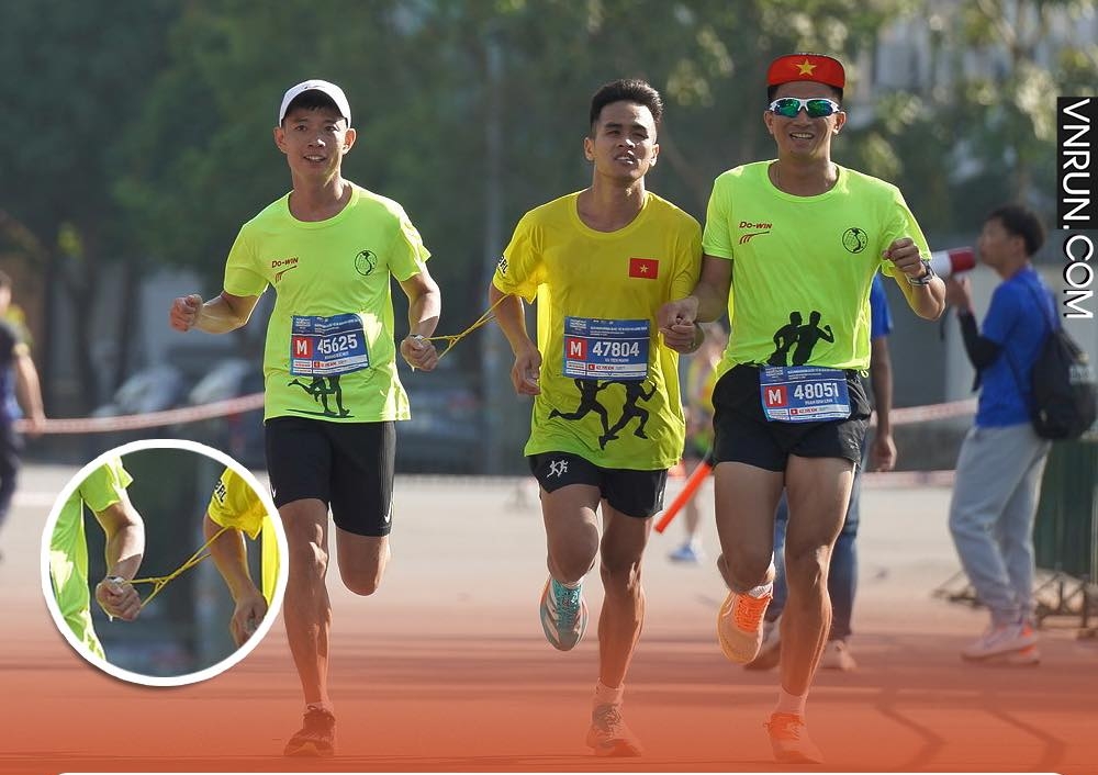 Vận động viên khiếm thị kiên cường trên đường chạt Marathon