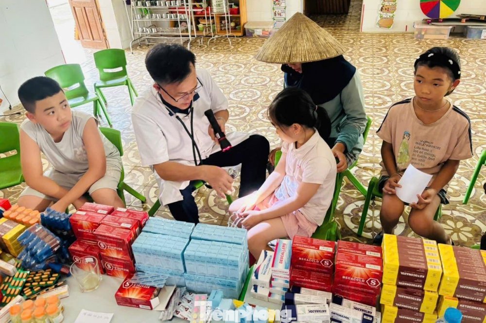 Thanh niên hỗ trợ khám, phát thuốc miễn phí cho bà con vùng lũ