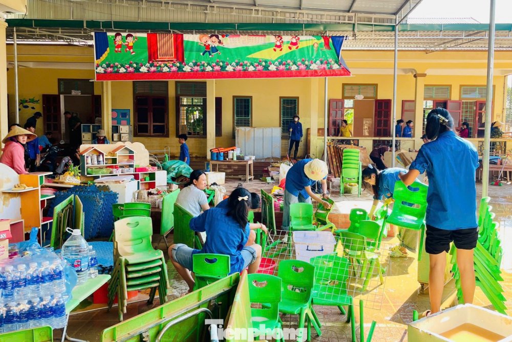 'Áo xanh' dọn dẹp trường lớp, giúp người dân gặt lúa sau bão lũ