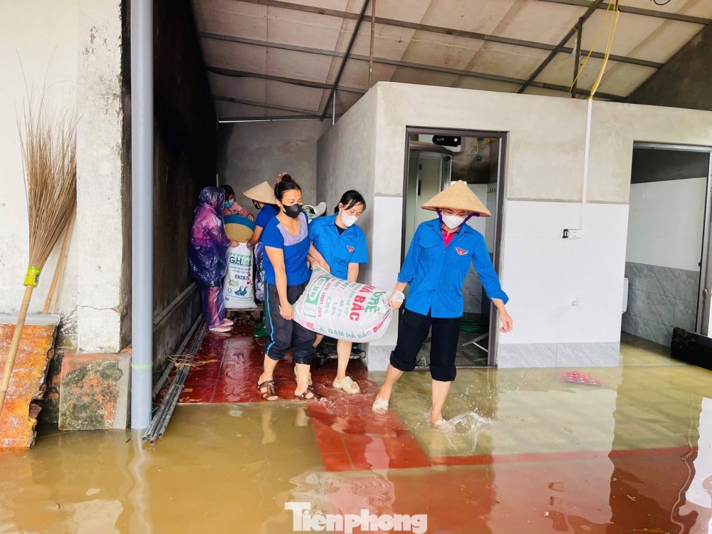 Tuổi trẻ Bắc Ninh lội bùn hỗ trợ người dân trong bão lũ