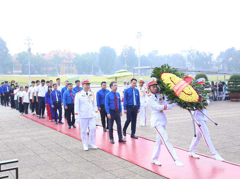 Các đại biểu tham dự giải thưởng “15 tháng 10” và “Thanh niên sống đẹp” báo công dâng Bác