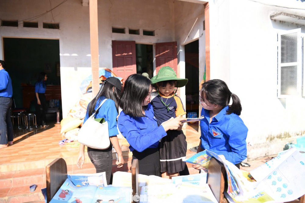 Phơi sách giúp học sinh đến trường sau lũ