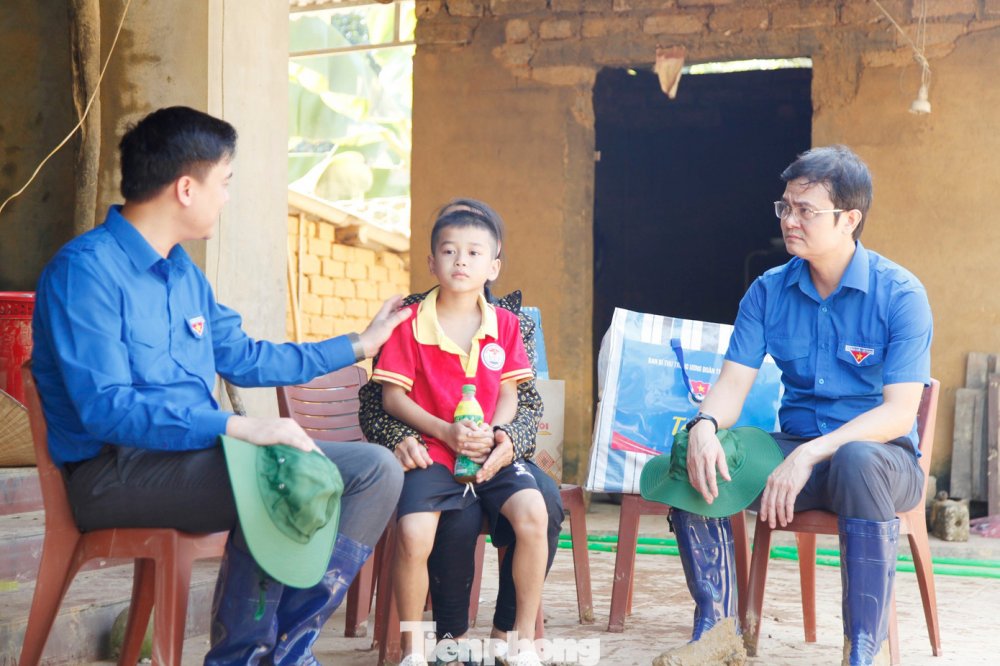 Bí thư thứ nhất T.Ư Đoàn Bùi Quang Huy thăm hỏi vùng lũ Bắc Ninh