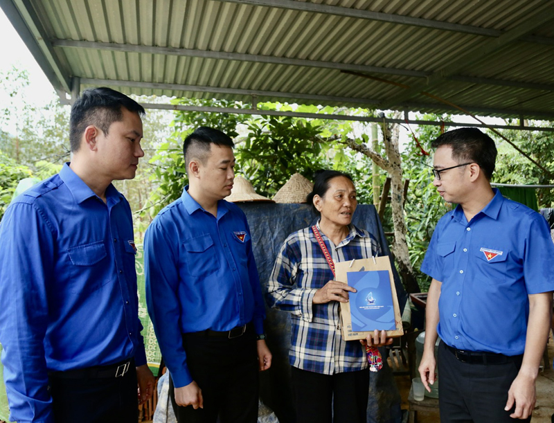 Bí thư Trung ương Đoàn thăm, tặng quà bà con bị ảnh hưởng bão lũ ở Lạng Sơn