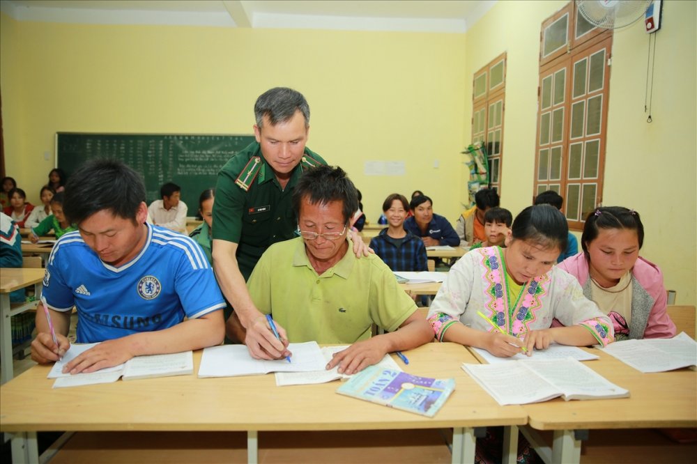 Thầy giáo quân hàm xanh gieo chữ nơi biên cương