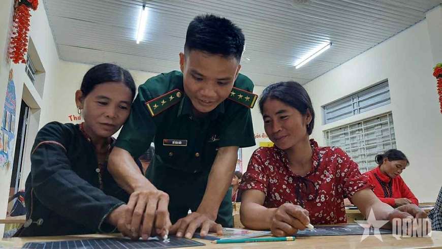 Đại úy biên phòng 5 năm đứng lớp xóa mù chữ ở A Dơi
