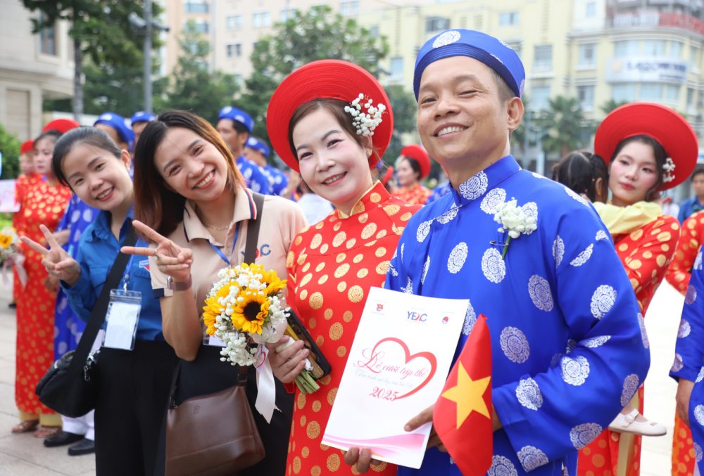Khoảnh khắc hạnh phúc của 50 đôi uyên ương trong lễ cưới tập thể