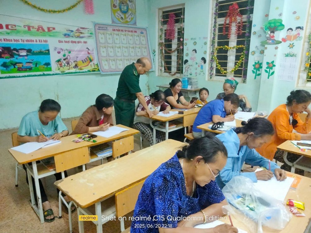 Lớp học về đêm trên đỉnh Piêng Vai
