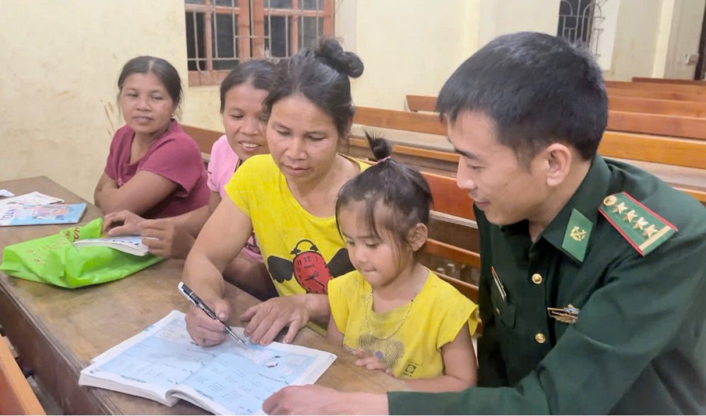 Người thầy giáo mang quân hàm xanh