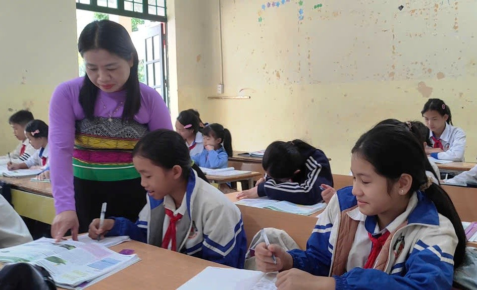 “Cánh chim đầu đàn” của phong trào dạy tốt học tốt vùng biên viễn