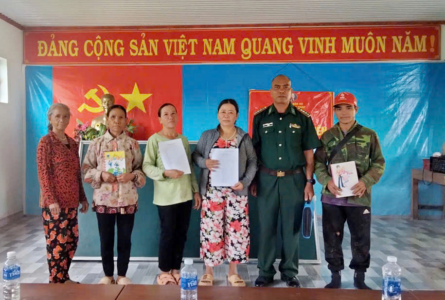 Lớp học xóa mù chữ ở Bờ Y của thầy giáo quân hàm xanh 