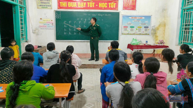 Lớp học đặc biệt của thầy giáo quân hàm xanh