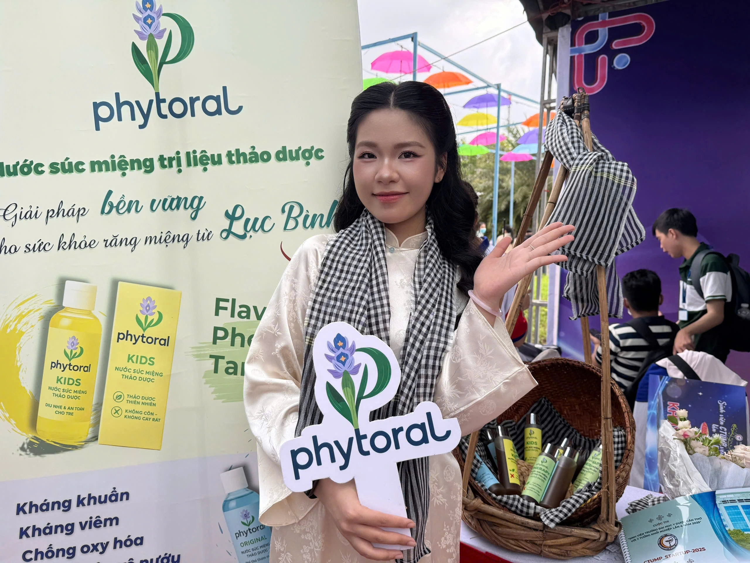 Gen Z miền Tây 'gây sốt' với nước súc miệng chiết xuất từ cây... lục bình