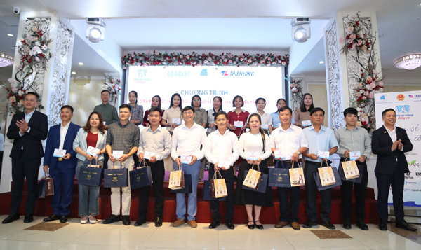 Trao sổ tiết kiệm cho 80 giáo viên và trao giải Báo chí Chia sẻ cùng thầy cô 2025