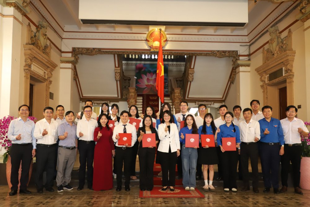 Lãnh đạo TPHCM đối thoại với các nhà khoa học trẻ, nữ sinh khoa học tiêu biểu