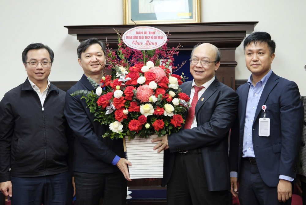 Bí thư T.Ư Đoàn, Chủ tịch Hội SVVN thăm, chúc mừng Ngày nhà giáo Việt Nam