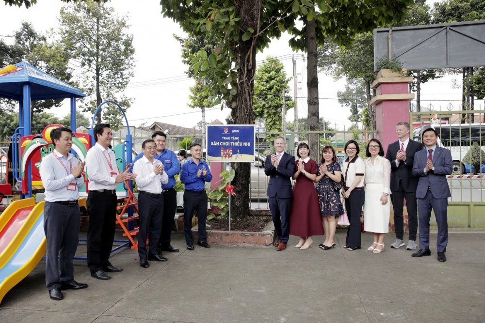 Trao tặng sân chơi thiếu nhi và dụng cụ tập thể dục thể thao ngoài trời
