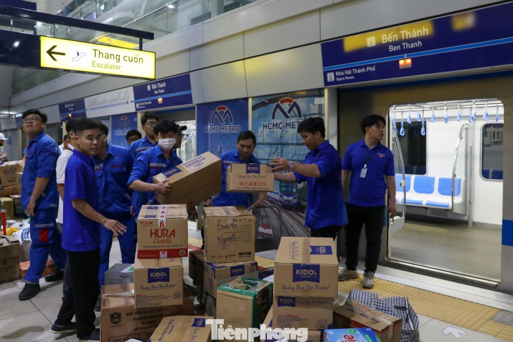 Ấm lòng hình ảnh người dân TPHCM mang nhu yếu phẩm gửi cứu trợ vùng lũ