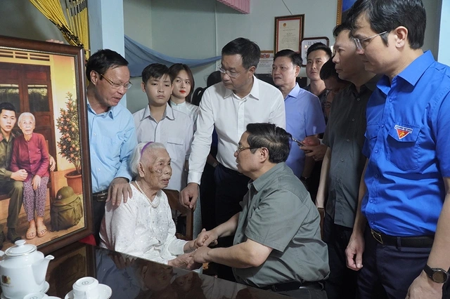 Những câu chuyện thời hoa lửa: Mẹ VN anh hùng 102 tuổi và niềm tin gửi tương lai