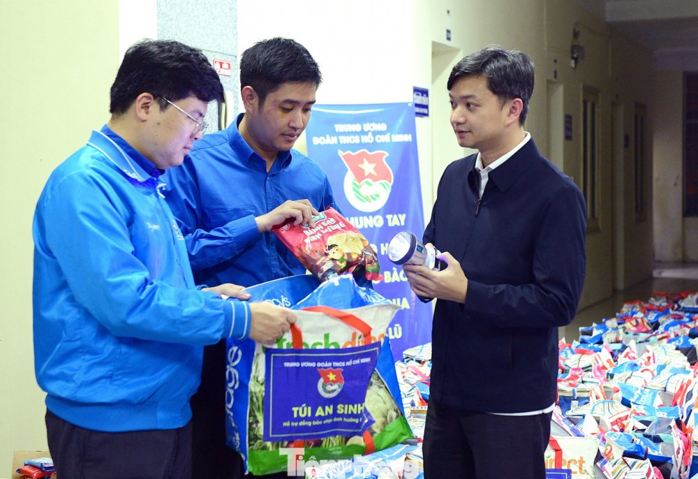 Trung ương Đoàn trao tặng 4.000 túi an sinh hỗ trợ đồng bào bị mưa lũ