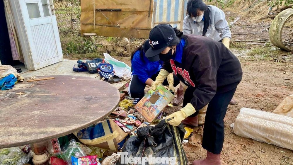 Tuổi trẻ Lâm Đồng xung kích hỗ trợ người dân sau mưa lũ