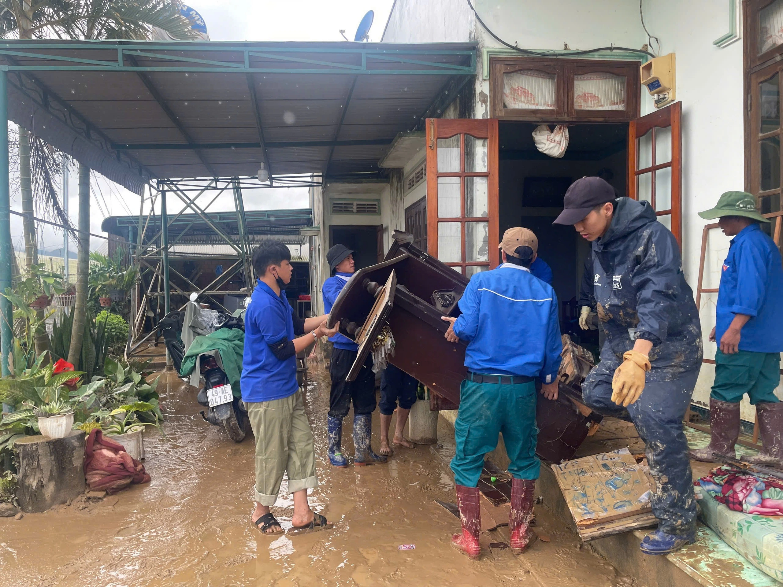 Thanh niên hỗ trợ người dân sau lũ lịch sử