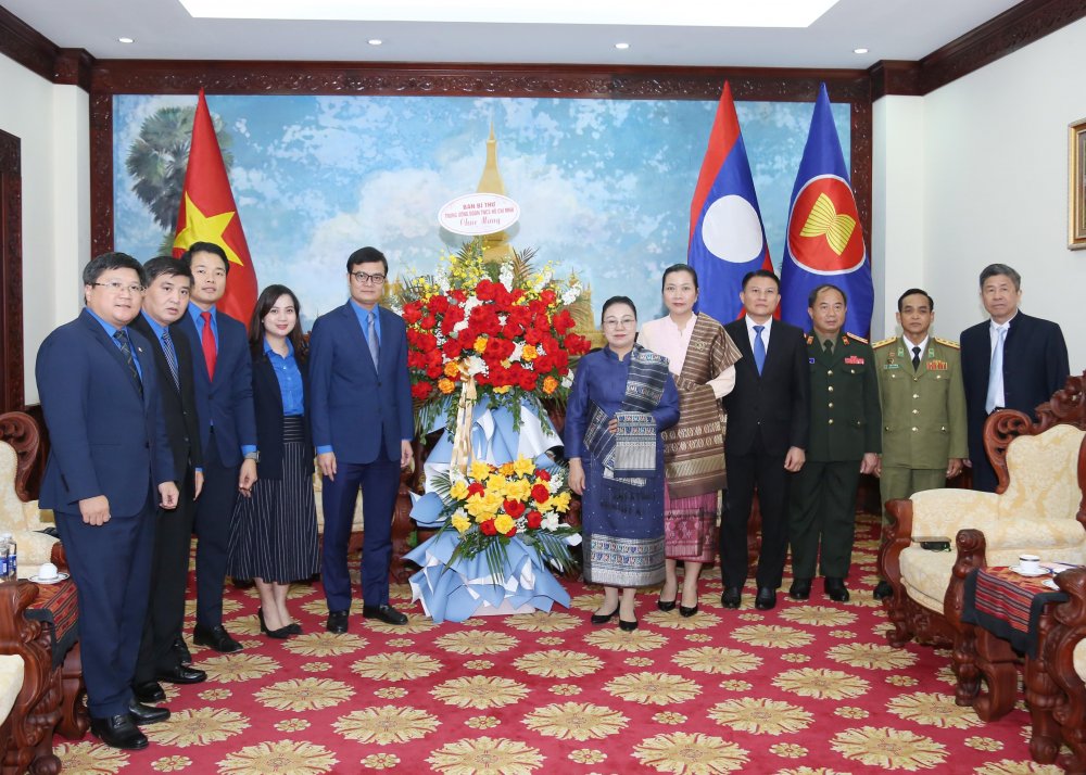 T.Ư Đoàn chúc mừng Đại sứ quán Lào tại Hà Nội nhân kỷ niệm 50 năm Quốc khánh Lào