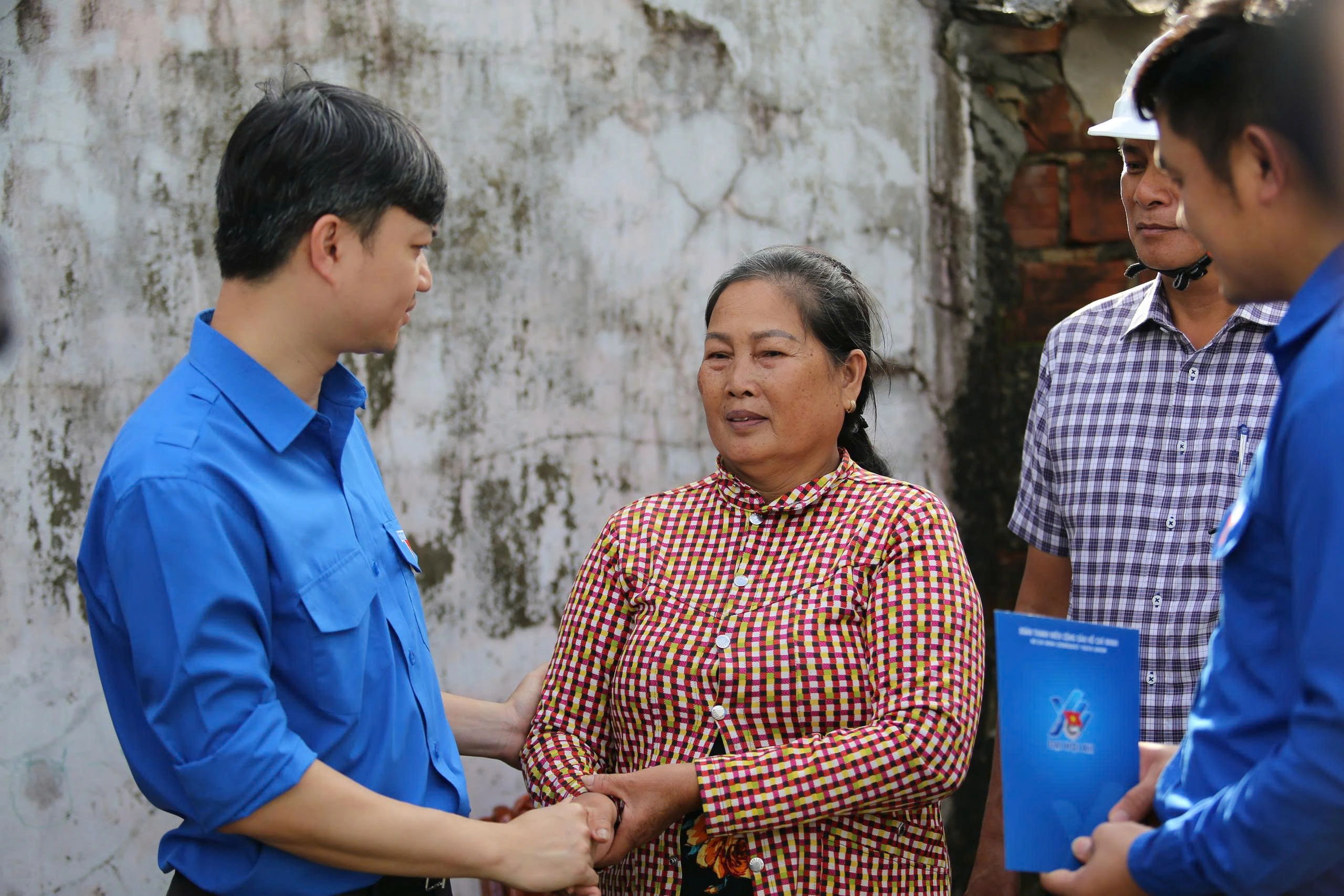 Anh Nguyễn Minh Triết thăm hỏi, tặng quà người dân vùng lũ