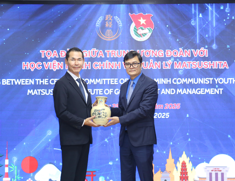 Anh Bùi Quang Huy tiếp xã giao đoàn đại biểu Học viện Hành chính và Quản Lý Mitsushita, Nhật Bản