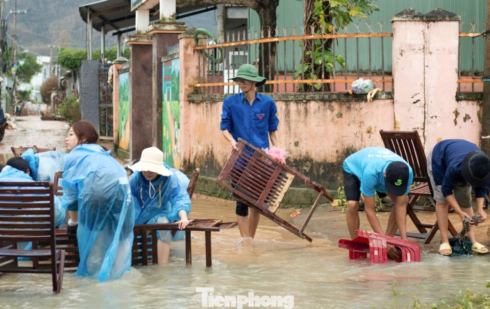 'Áo xanh' tình nguyện dọn dẹp trường học sau trận ngập lịch sử