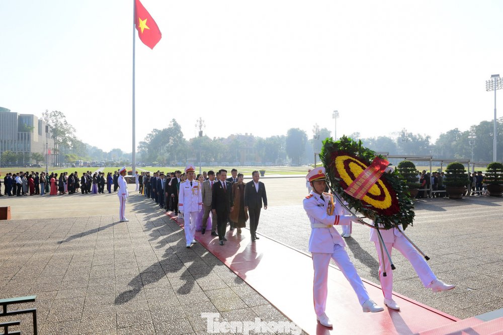 Đoàn đại biểu Đại hội Hội Doanh nhân trẻ Việt Nam toàn quốc báo công dâng Bác
