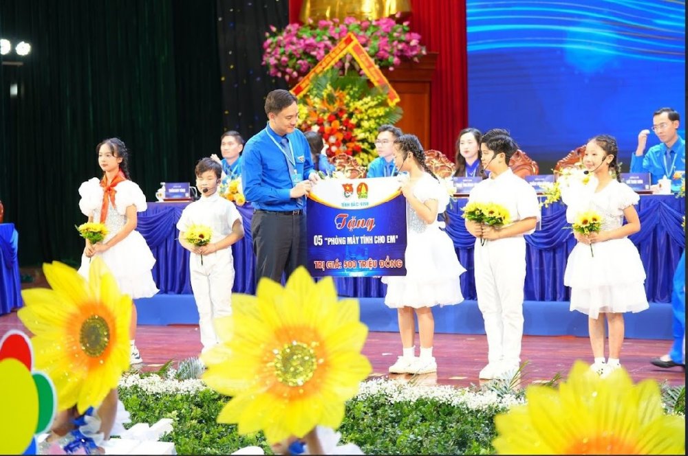 Tỉnh Đoàn Bắc Ninh trao tặng 5 phòng tin học trị giá 500 triệu đồng