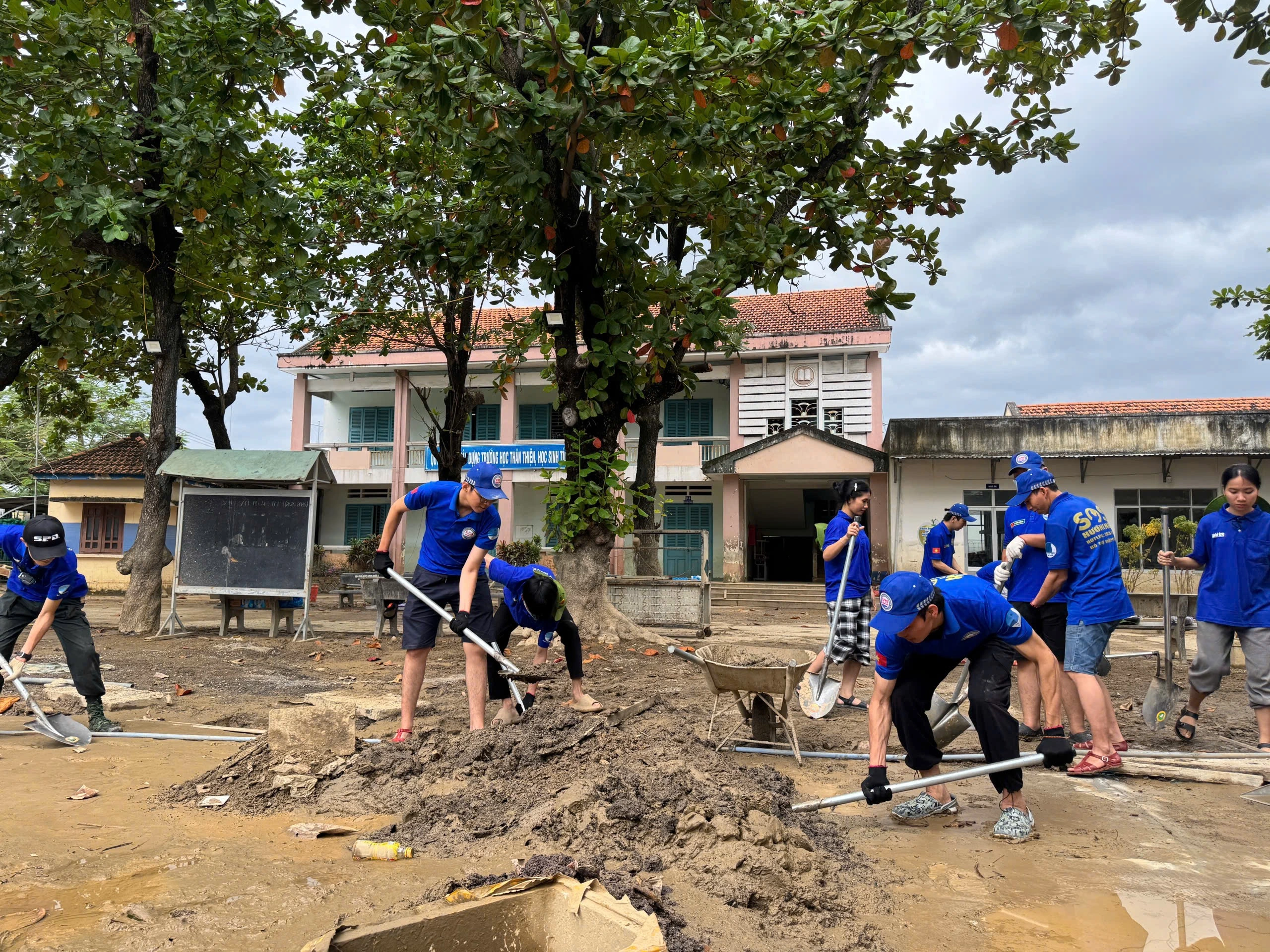 Cảnh đổ nát sau lũ, nếu không có thanh niên lăn xả, biết phải thế nào?