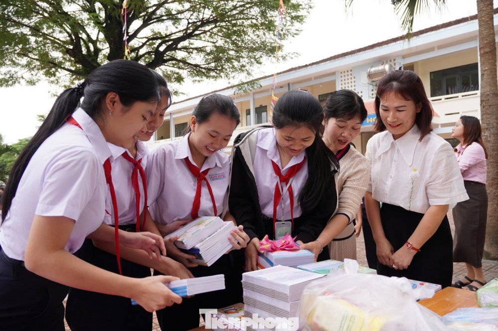 Xúc động lời nhắn của học sinh Quảng Ngãi gửi bạn vùng lũ