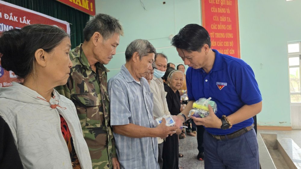 Sưởi ấm vùng lũ Đắk Lắk