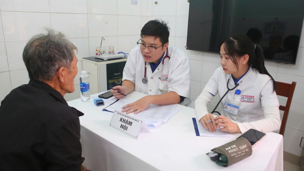 Đoàn viên, thanh niên, thầy thuốc trẻ hướng về đồng bào vùng lũ ở Huế