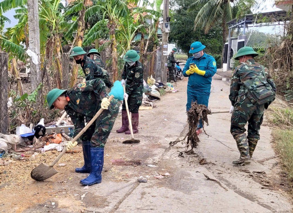 Chiến sĩ trẻ nhặt được xấp tiền 10 triệu đồng khi dọn đường