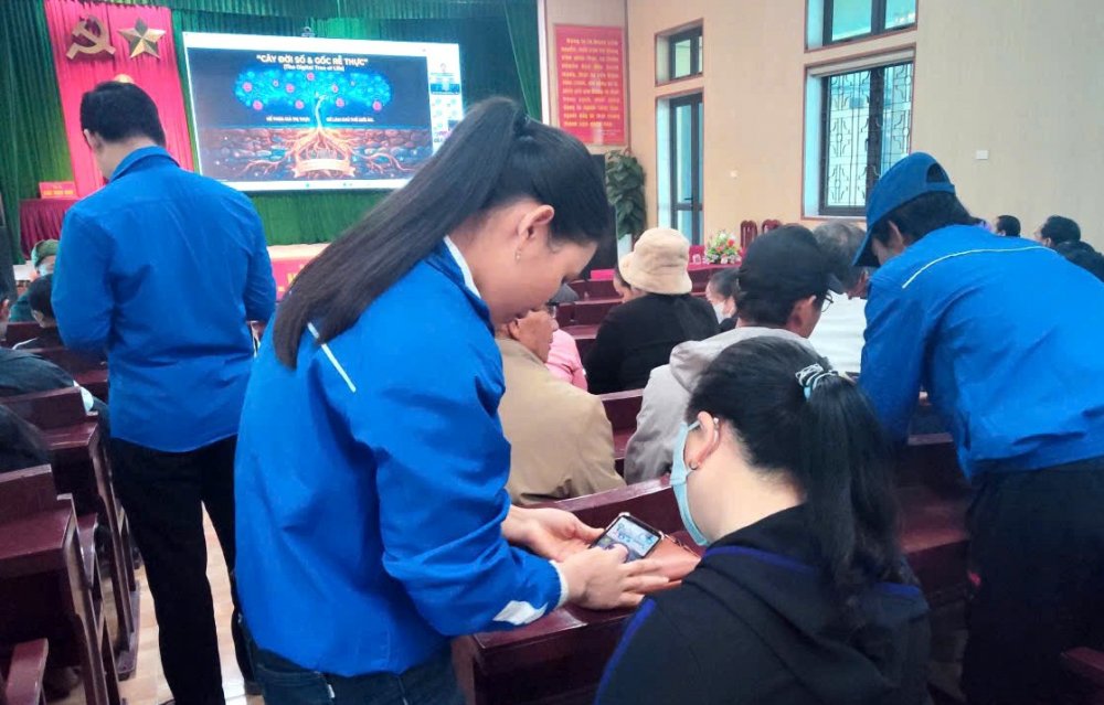 Lớp Bình dân học vụ số ở Hưng Yên