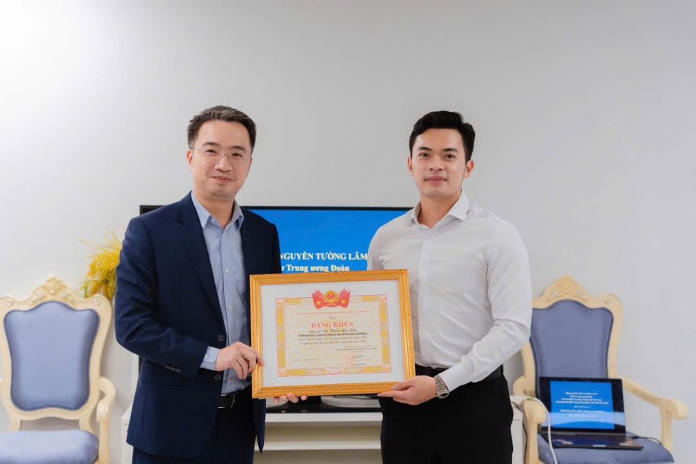 Tặng Bằng khen của T.Ư Đoàn cho Hội Sinh viên Việt Nam tại Úc