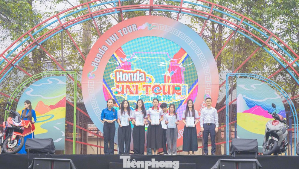 Gần 50 sinh viên xuất sắc nhận giải thưởng Sao Tháng Giêng và Sinh viên 5 tốt