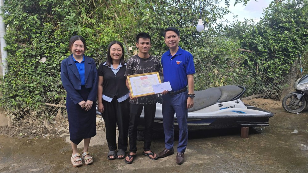 Thanh niên lái ca nô cứu 500 người khỏi lũ dữ: 'Lúc đó chỉ nghĩ tới cứu người'