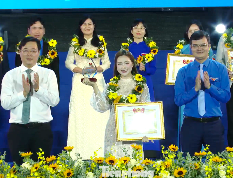 Hòa Minzy và người lái ca nô vào tâm lũ hỗ trợ đồng bào nhận giải ‘Tình nguyện quốc gia’ 2025