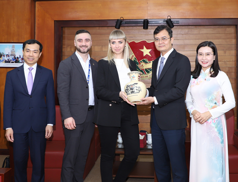 Anh Bùi Quang Huy tiếp xã giao đoàn đại biểu lớp bồi dưỡng cán bộ cấp cao của Liên bang Nga