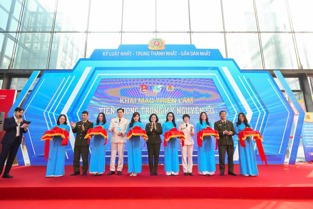 Khai mạc triển lãm 'Tiên phong trong kỷ nguyên số'