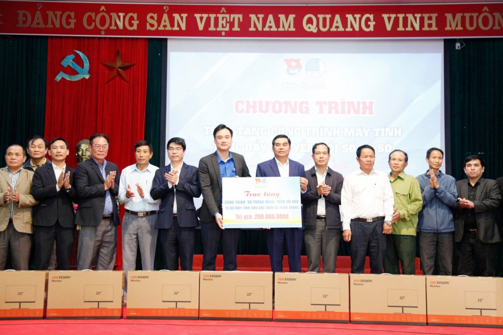 Trao máy tính về thôn, làng: Tuổi trẻ Bắc Ninh mở 'cánh cửa số' từ cơ sở