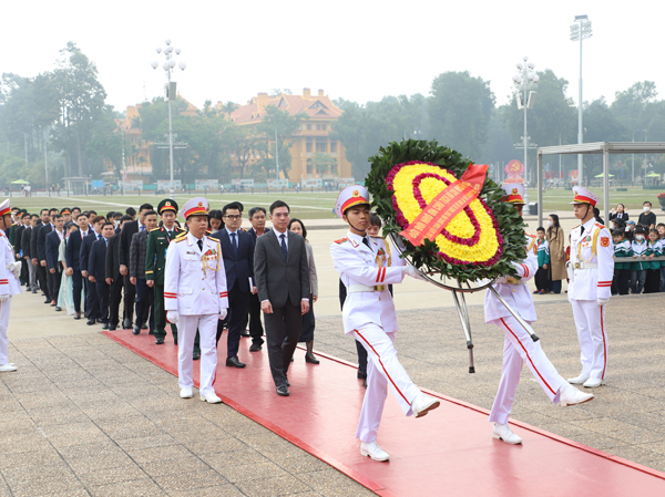 Đoàn đại biểu tham dự Đại hội Hội Thầy thuốc trẻ Việt Nam lần thứ V, nhiệm kỳ 2025-2030 báo công dâng Bác