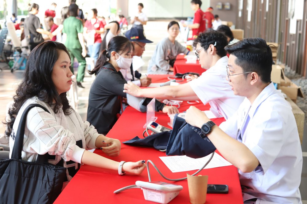 Bạn trẻ, runner sẻ chia giọt máu tình nguyện với Chủ Nhật Đỏ hiến máu cứu người