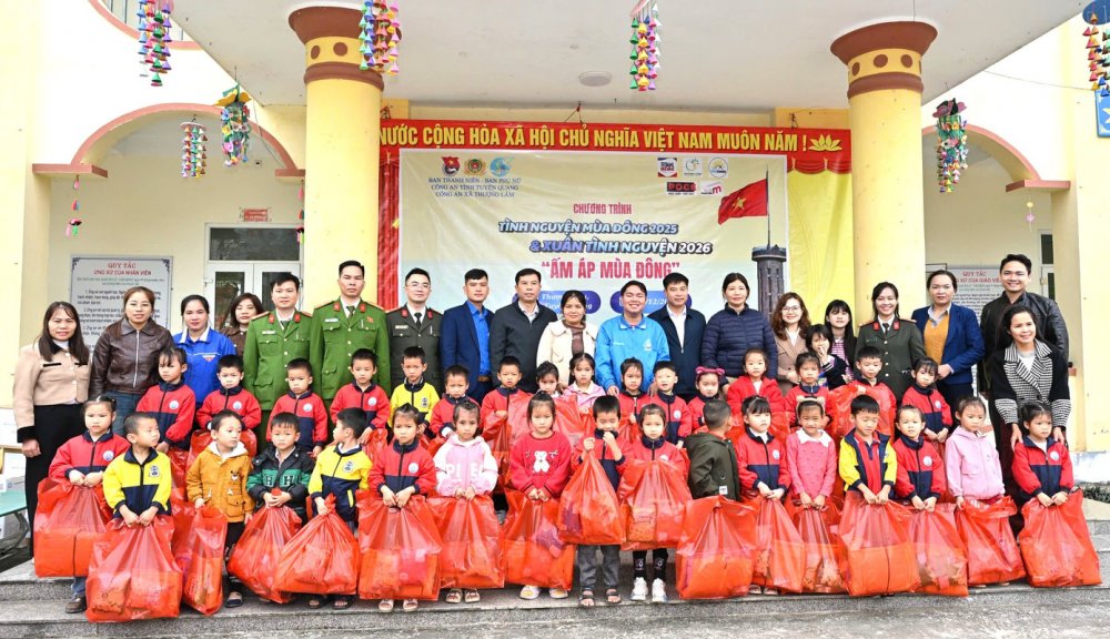 Tiếp sức học sinh vùng cao Tuyên Quang trong mùa đông giá rét