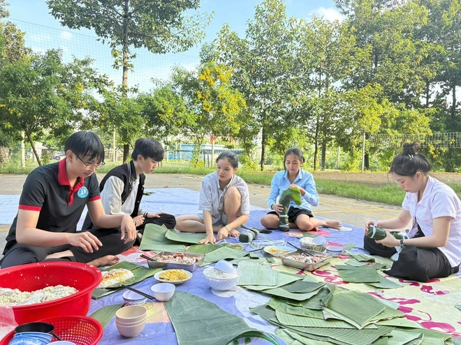 Trường cho sinh viên gói bánh tét đón tết từ tháng 12 dương lịch